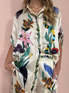 Nika | Resort Vibes Satin unieke print shirt & broek set Pasvorm