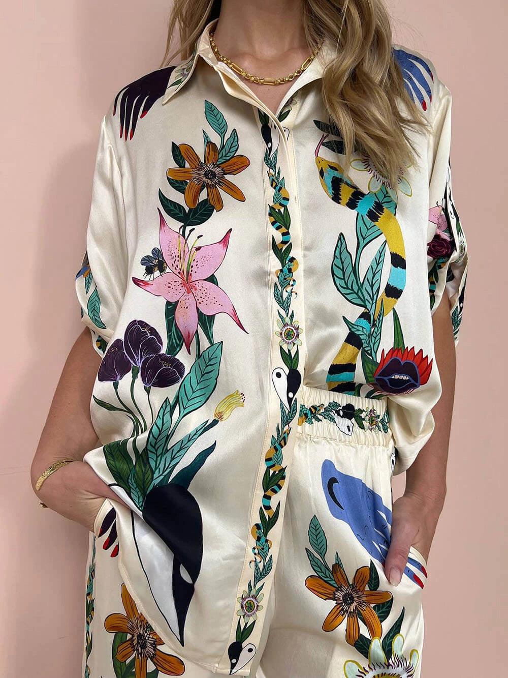 Nika | Resort Vibes Satin unieke print shirt & broek set Pasvorm