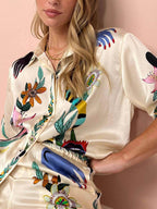 Nika | Resort Vibes Satin unieke print shirt & broek set Pasvorm